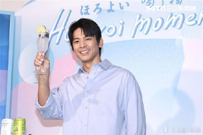 林柏宏回应父亲欠债风波后首露面 18 日，林柏宏在父亲欠债风波后首露面，出席品牌