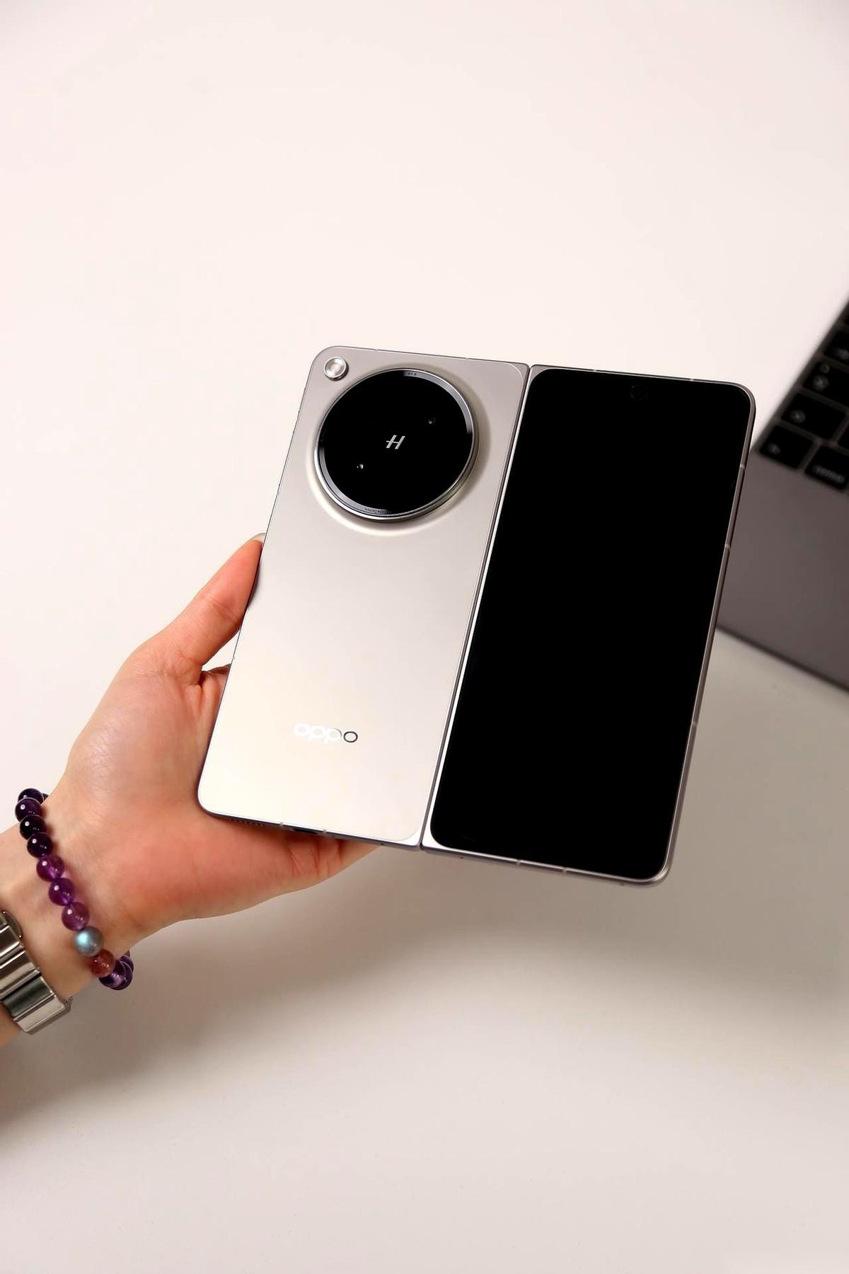 客户的咖啡都快凉透了，我桌上只有一张乱七八糟的草图。
他手指一下下地敲着桌面，那