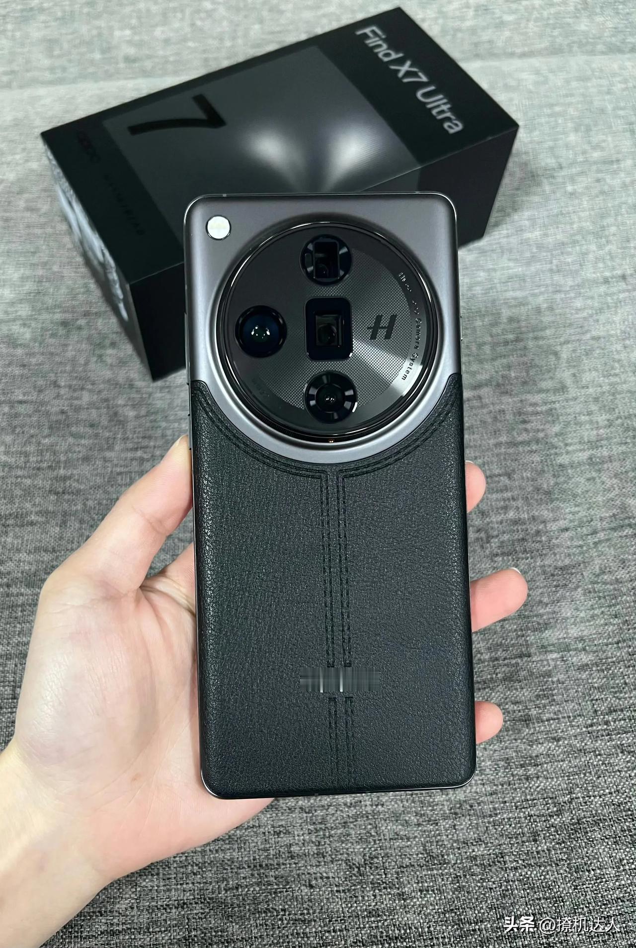 黑厂OPPO  Find X7 Ultra ，说实话还是黑色质感更好，一体化也更