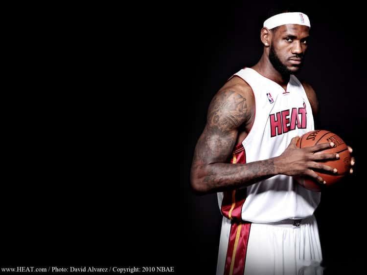 休赛期詹姆斯下家悬念再起波澜。热火媒体The HEAT Realm放出录屏，迈阿