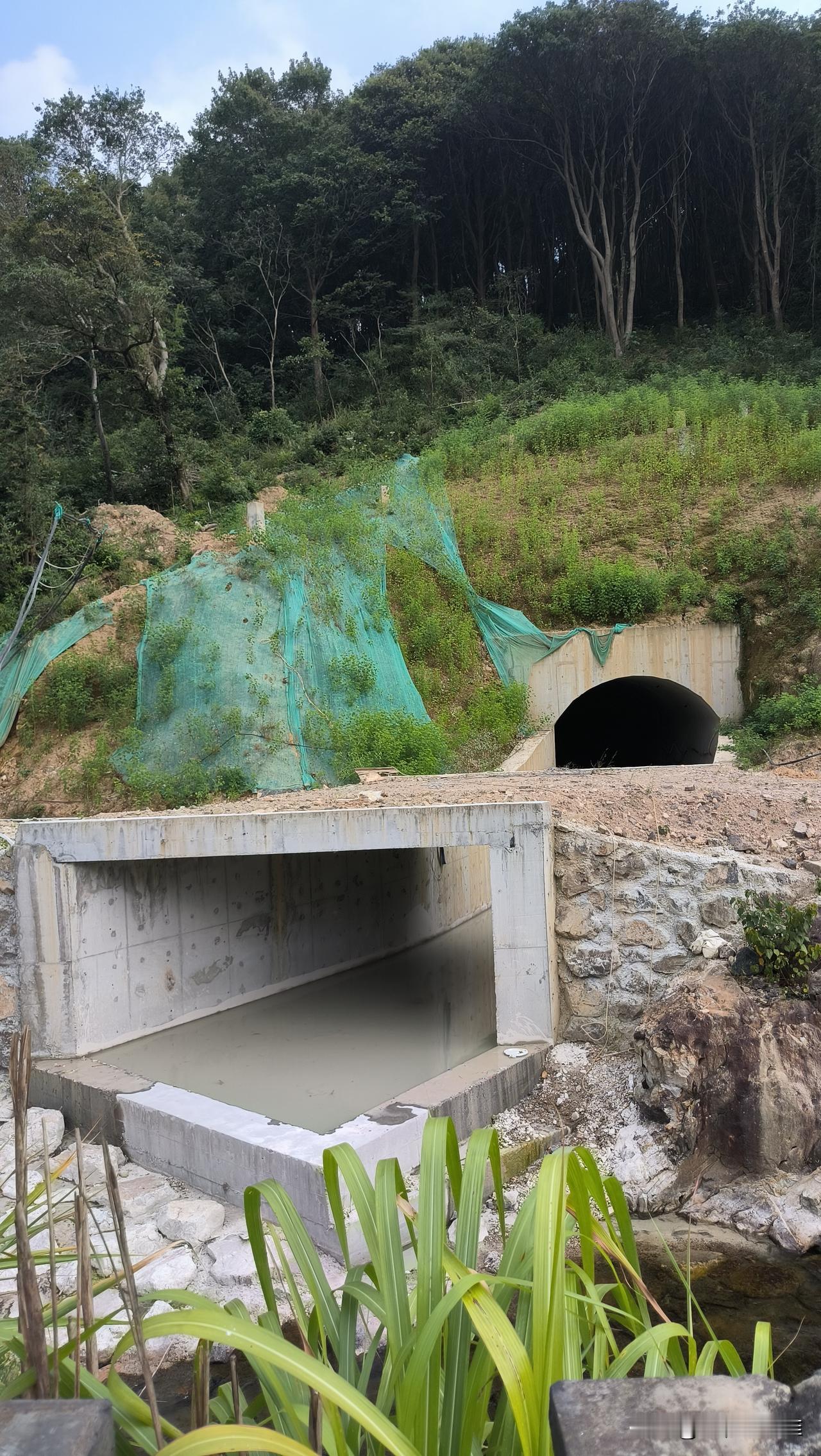 这个隧道莫非就是打通新路水库和城湾水库的吗？
看起来也不大啊，靠自然流，还是机器