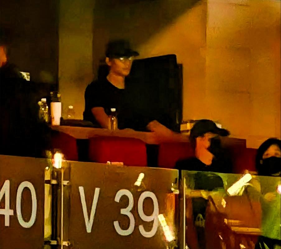 昨天送花，今天直接坐到了台下。肖战来李宇春演唱会了。

偶遇照片里，他穿得低调，