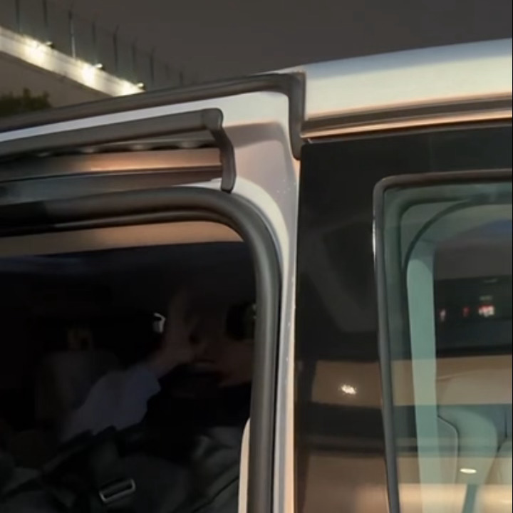 孩子又急着挠头又忙着挥手好忙哦（cr📕ttuya王鹤棣