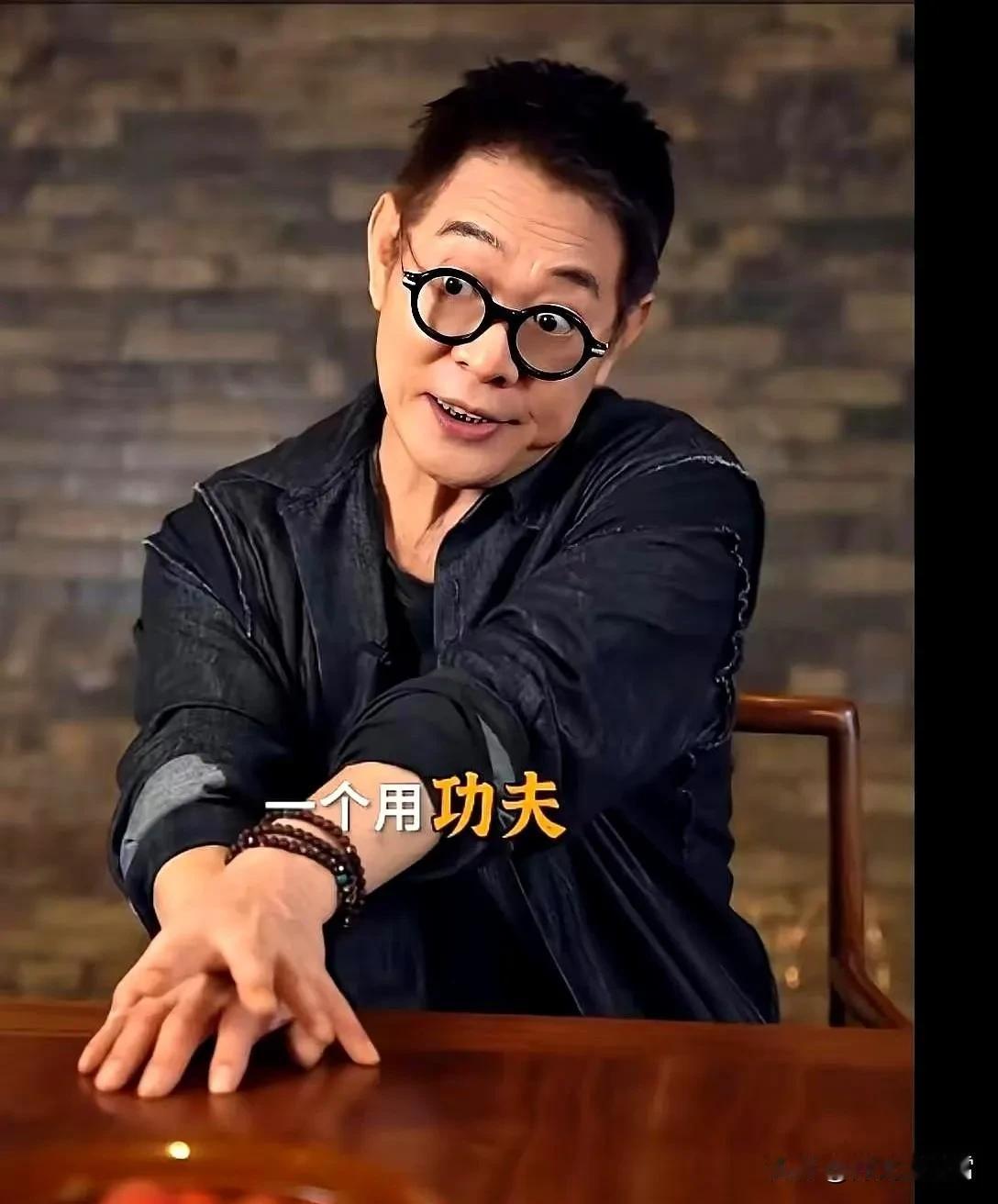 没觉得李连杰变年轻了，只不过是美颜的效果，还有，可能染了发。

习武的人，一般很