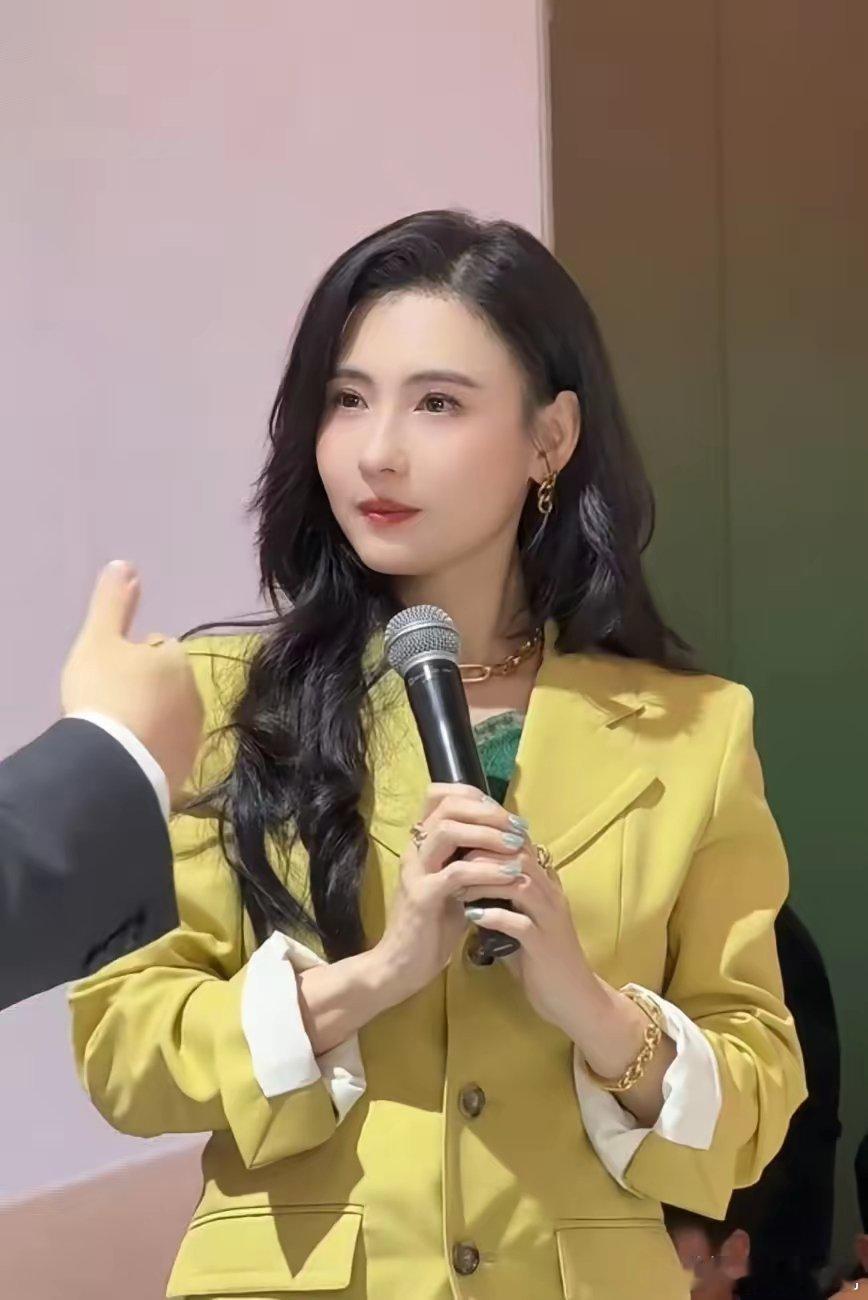 张柏芝，连夜冲上热搜！3月12日深夜，张柏芝连夜冲上了热搜，这次不是因为谢霆锋，