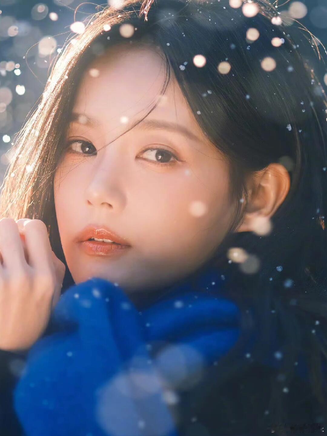 李一桐[超话]   雪景和蓝色真的很哒美人，真的美到窒息，那双仿佛能洞察人心的眼
