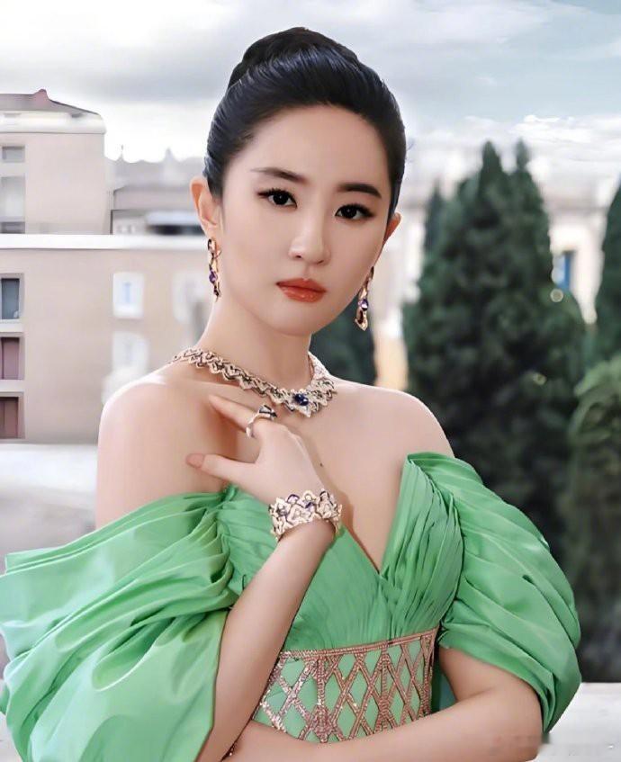 南京一柜姐评论刘亦菲微胖被辞退  这事说白了就是品牌不愿得罪刘亦菲，所以在员工用