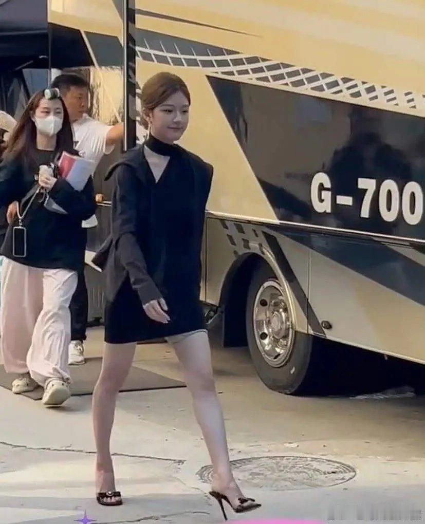 赵露思的脸真的好奇怪 ​​​