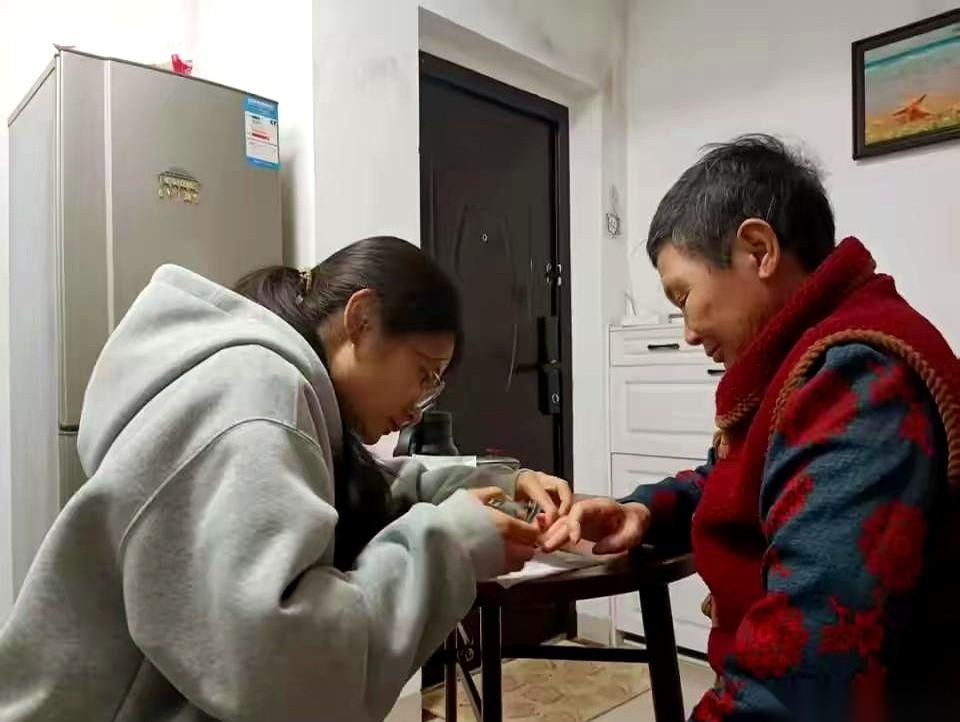 “这房子你住，租金全免！每学期我再倒贴你3000块生活费。条件只有一个——没毕业