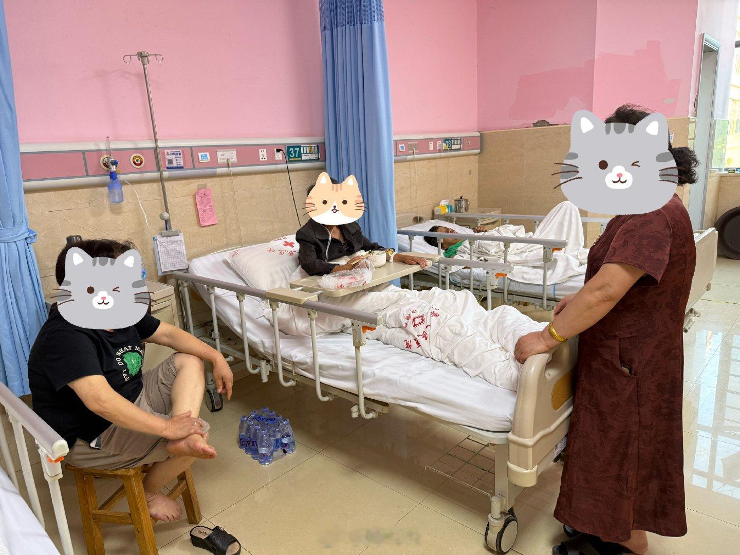 下午去医院看重症住院的姨妈。我以为病房里会很沉重。结果，我妈、小姨和姨妈三姐妹，