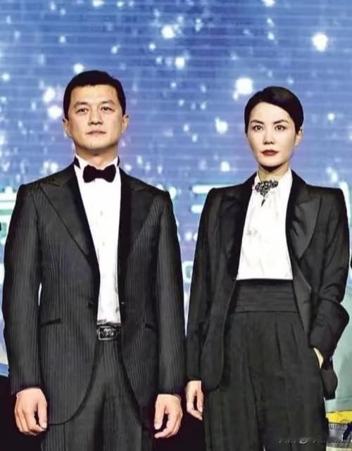 李亚鹏官宣离婚告诉我们，男人可以长得丑，但是不能没钱没本事。

李亚鹏与王菲结婚