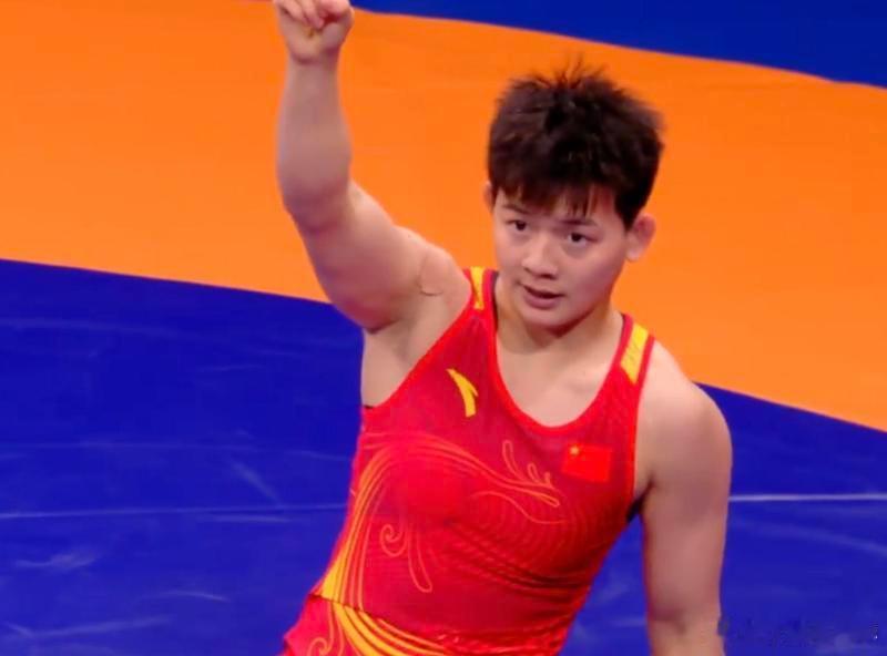 摔跤亚锦赛，在59公斤级金牌赛中，面对日本选手永本圣奈，谢梦宇开局打得积极主动，