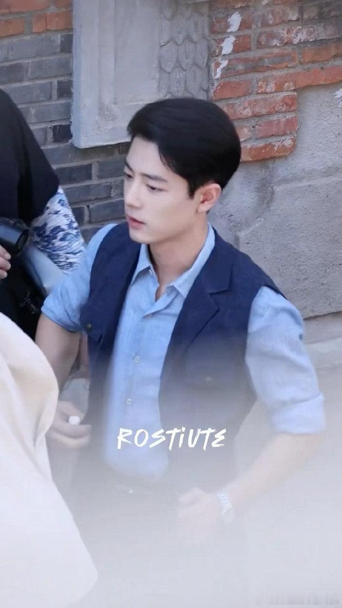 肖战蓝色衬衫马甲高干文男主感肖战任少白蓝衬衫马甲look 肖战蓝色衬衫马甲高干文