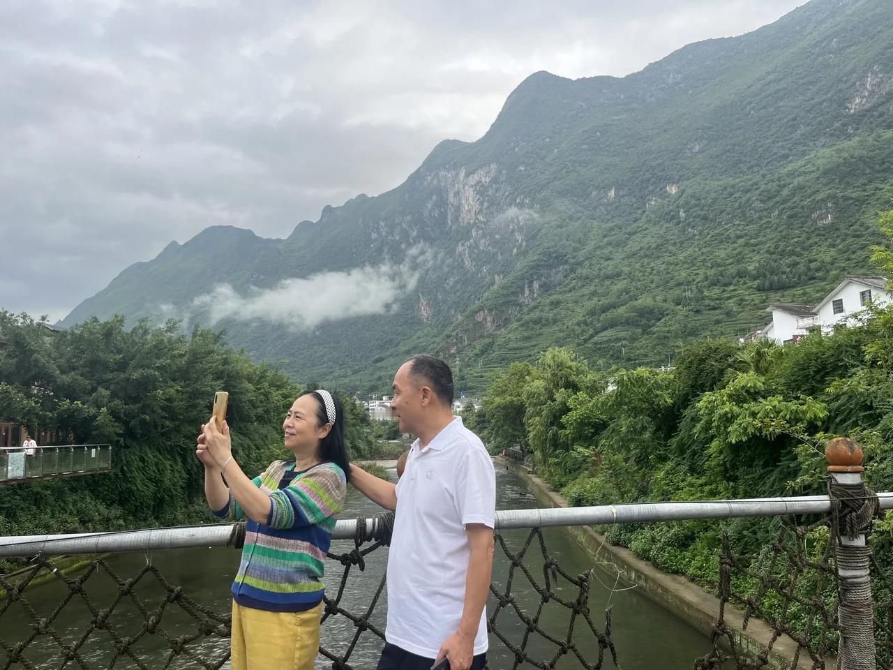 贵州六盘水百车河景区
满眼风光秀
人在画中游
