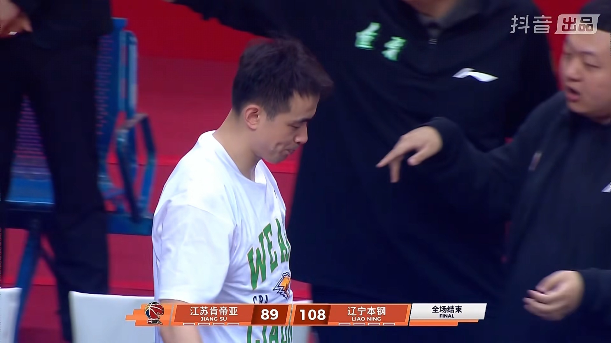 小刘总这个手势我熟让继伟组织球员和客场的辽宁球迷合影江苏男篮vs辽宁男篮辽宁男篮