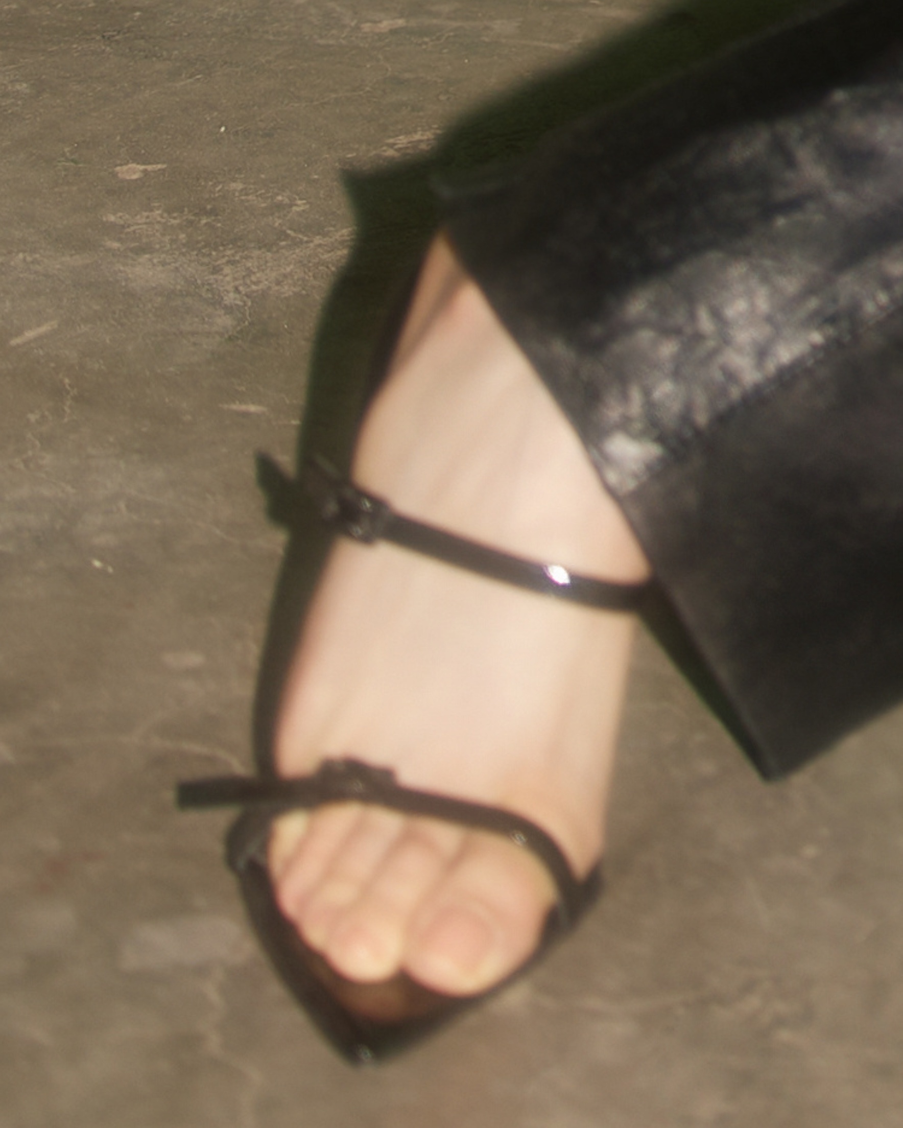 【李溪芮】👠：黑色三绑带高跟凉鞋 ​​​