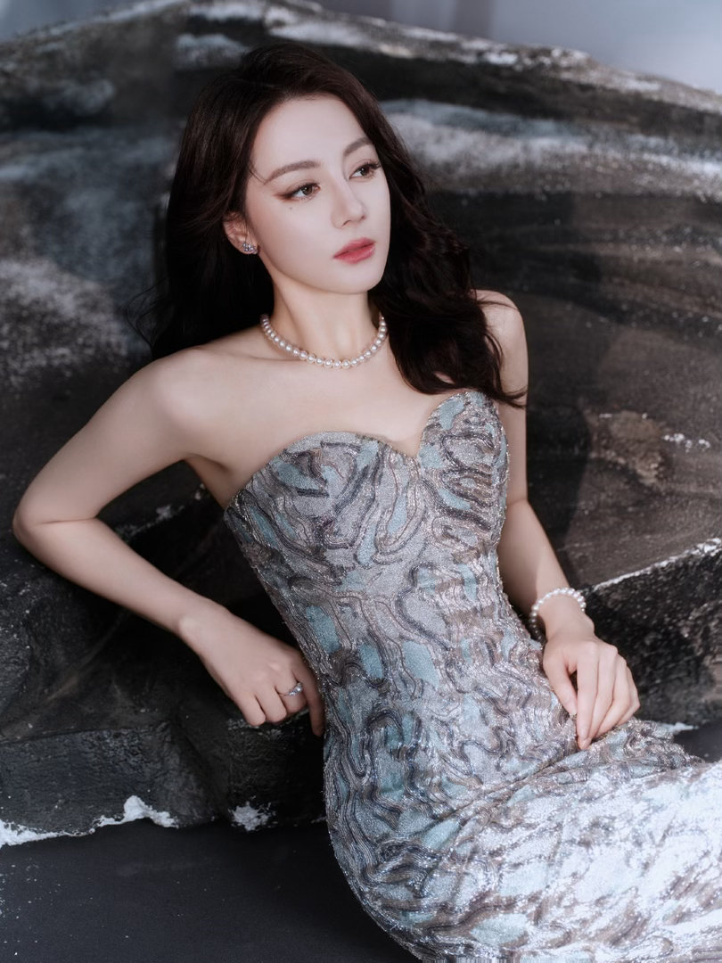 迪丽热巴[超话]迪丽热巴钰珑出圈女角色TOP1恭喜23亿爆影女主迪丽热巴拿下第一
