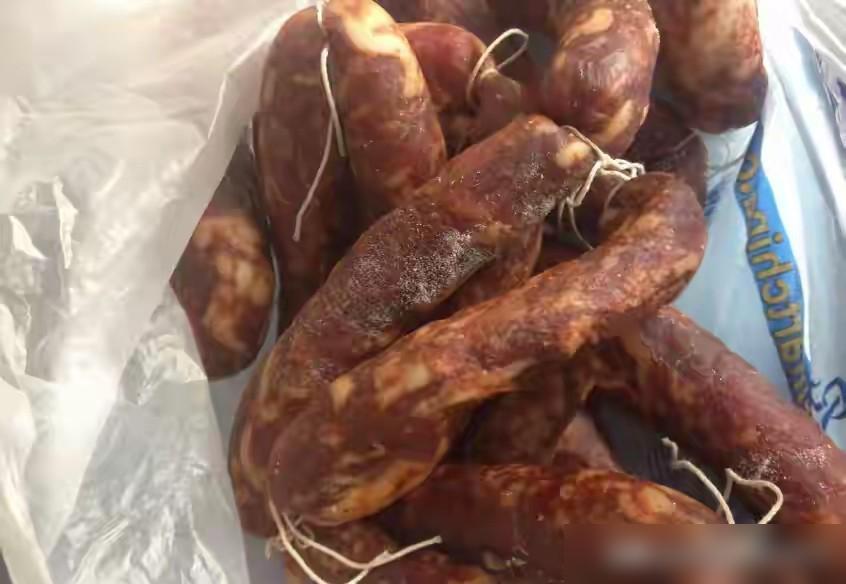 今年灌的香肠比较多，灌了500多块钱的。这两天香肠晾晒好了。中午我给婆婆说，你把