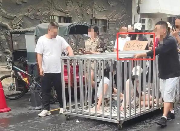 为了引流涨粉公然越过道德边界，违背法律准则。近日，湖南岳阳汨罗一38岁男子何某纠