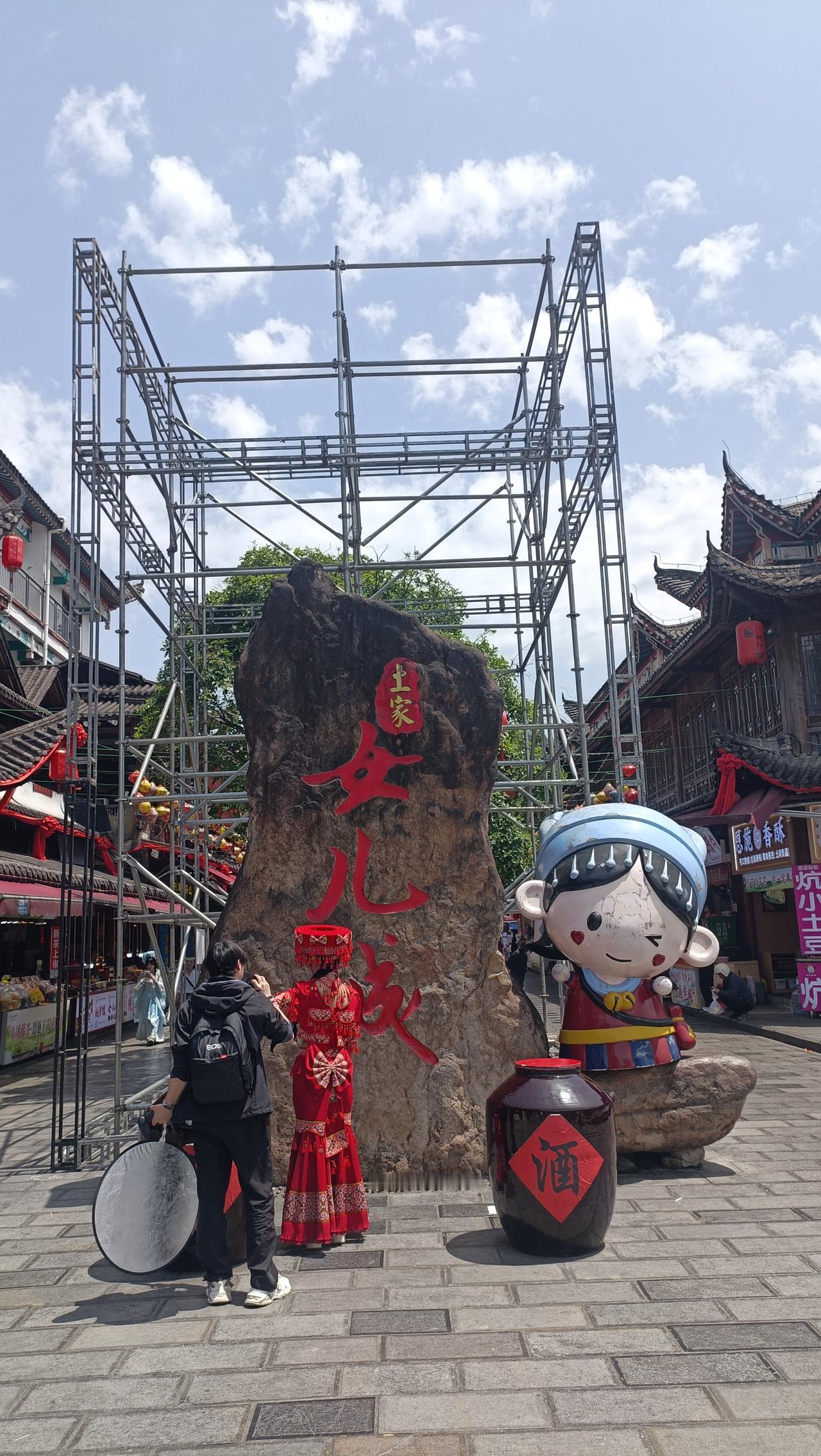 今天到恩施女儿城，老天爷非常热情，大太阳晒得我们好热啊！中午人不多，看到很多穿土