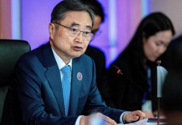 美韩关系矛盾凸显，李在明硬扛美国压力，王毅应邀到访首尔，这次访问被视作给韩国的一