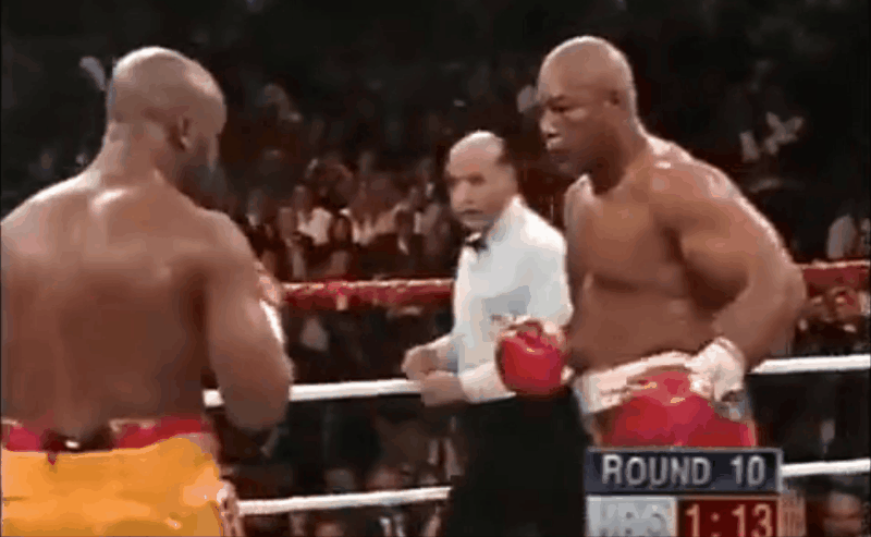 什么情况？轻飘飘的两拳，就把拳王KO了？被放倒的人是迈克·穆勒，WBA、IBF双