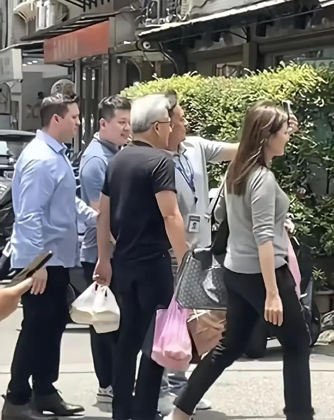黄仁勋谈华为韬定律：台积电10年前的技术！黄仁勋还是没有深入了解华为韬定律，刚刷