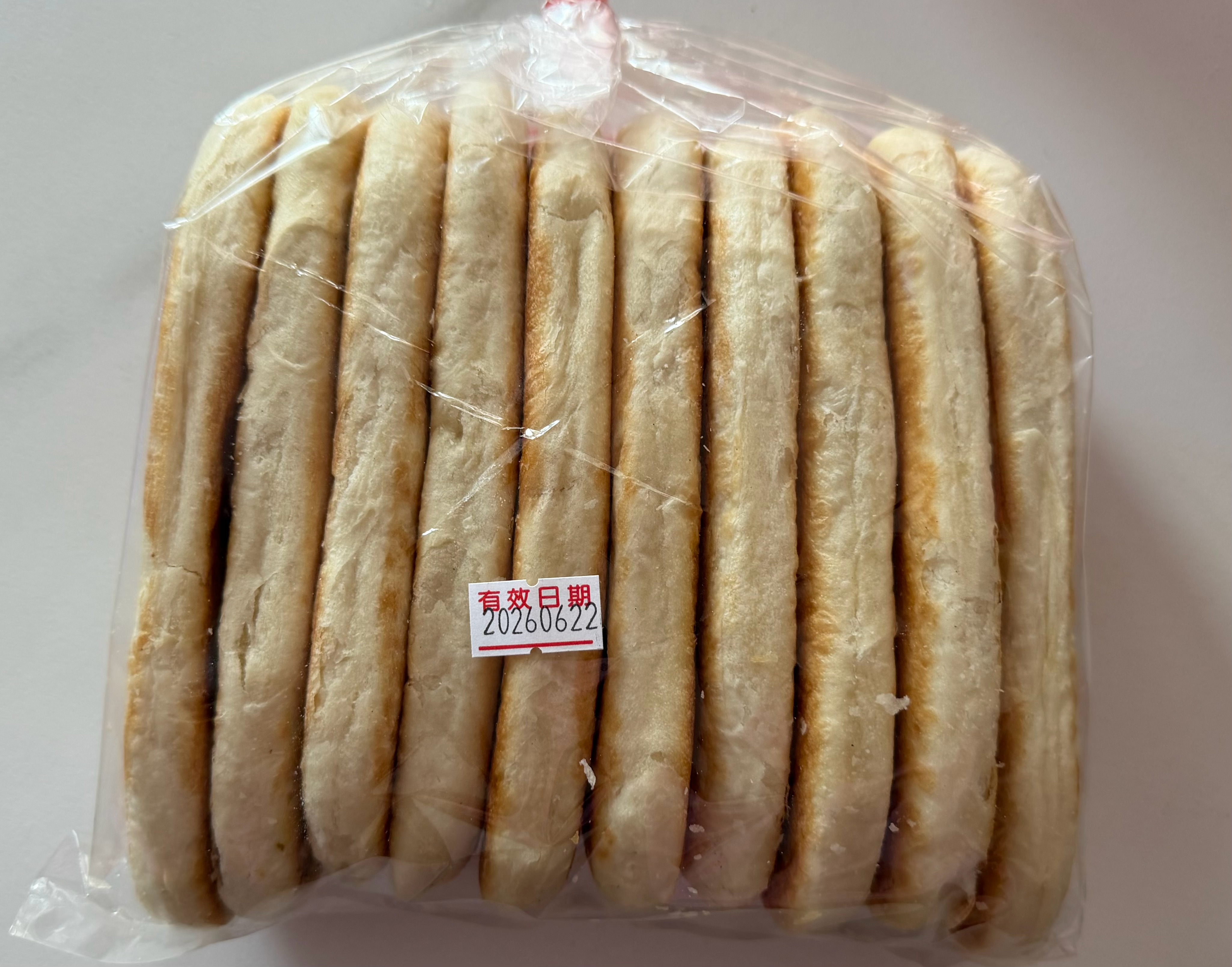 随手拍 它不是記憶中薄脆的宜蘭牛舌餅，而是厚實、樸素，像阿嬤做的麵包。剛出爐時麵