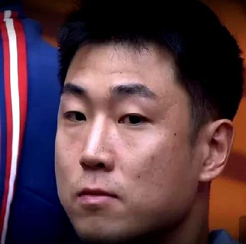 第四节末段那会儿，山东队已经崩得不成样子了，镜头扫到场边，高诗岩就坐在那儿，脸上