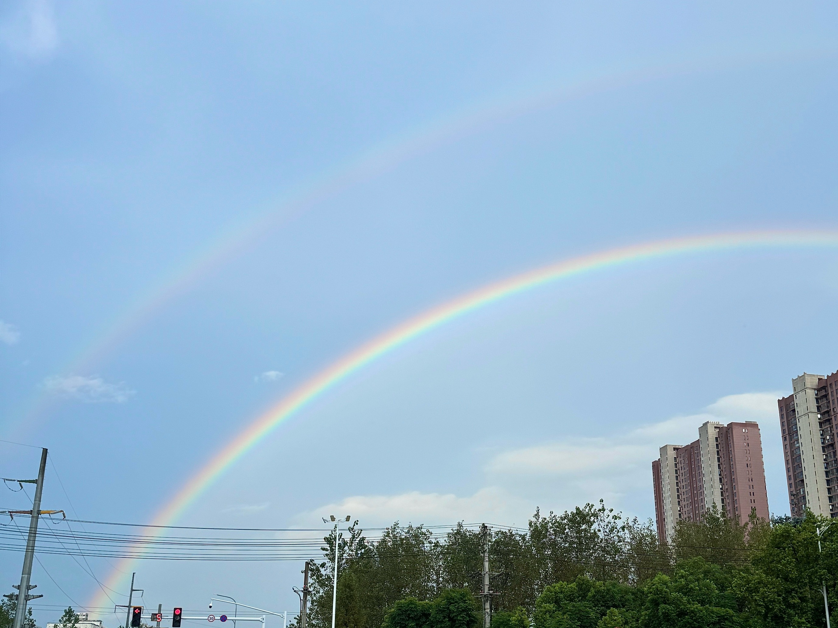 虽然临近下班下雨了有点不美，但是有彩虹诶！! 