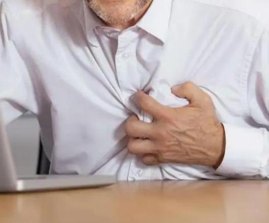 凌晨两点十七分，医院急诊科护士换班时踢到一具冰凉的身体，门口蜷着个中年男人，浑身