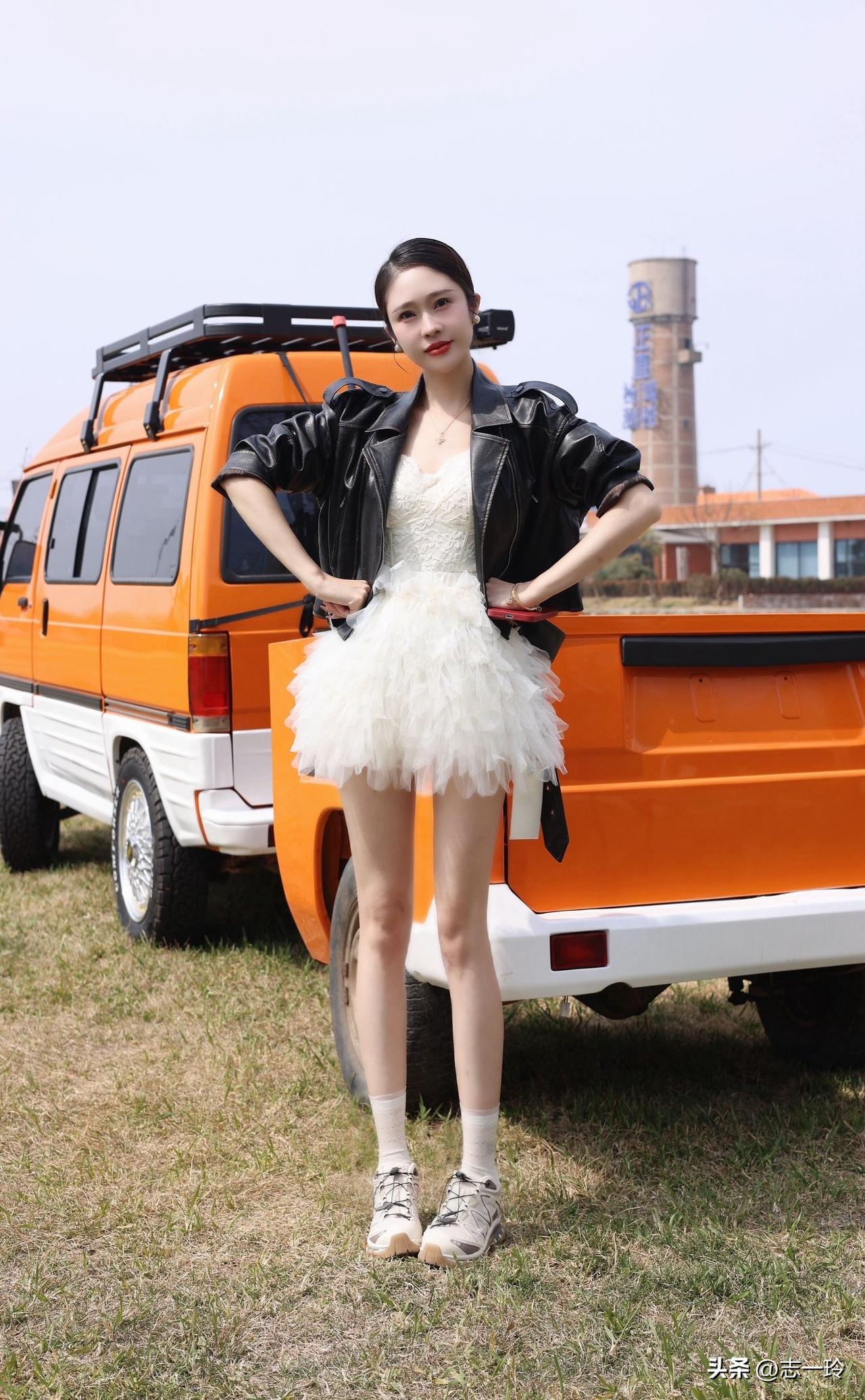 穿皮衣短裙，背越野车，酷炫出街！