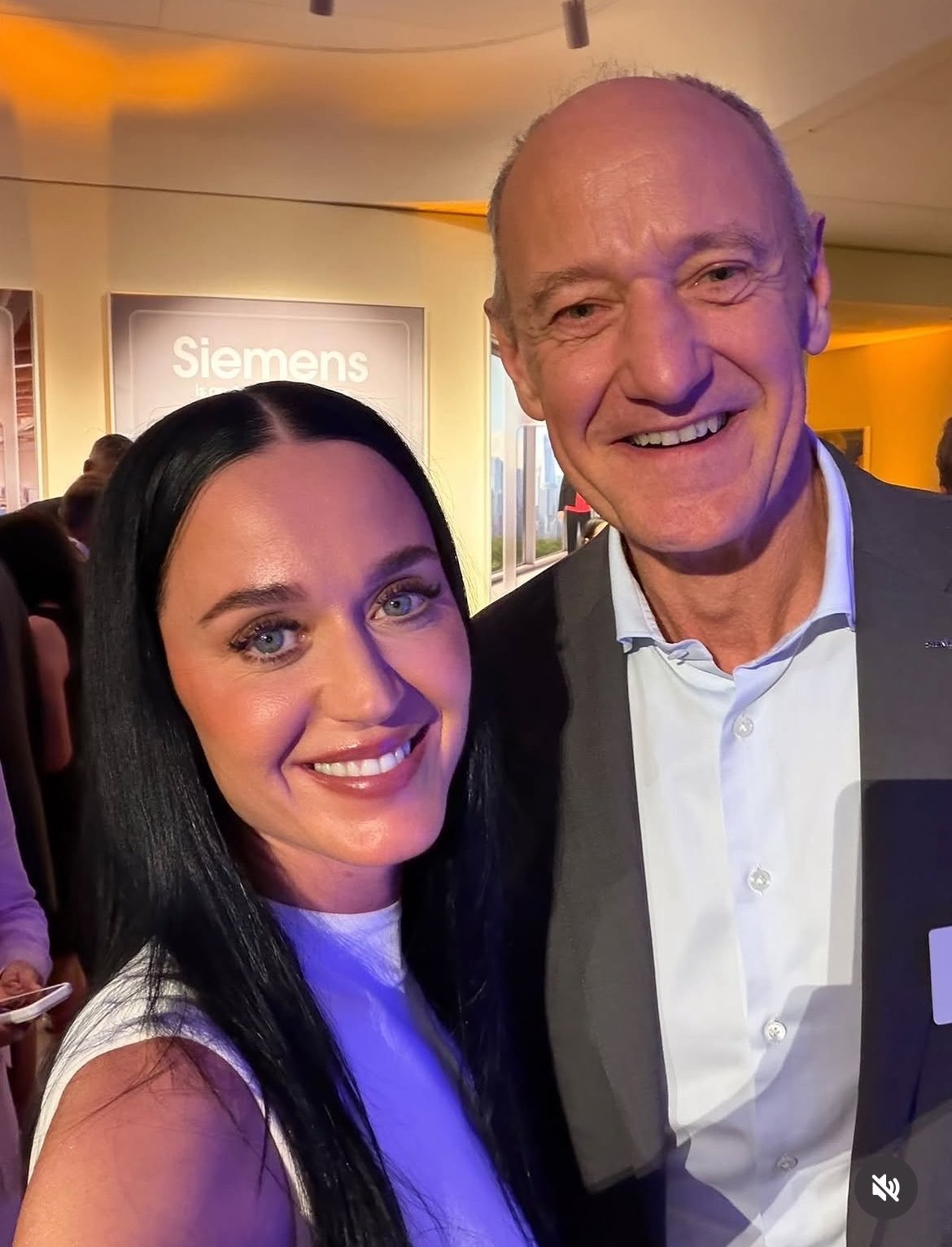Katy Perry和罗兰·布什在加州举行的Dreamforce活动的合影最新释