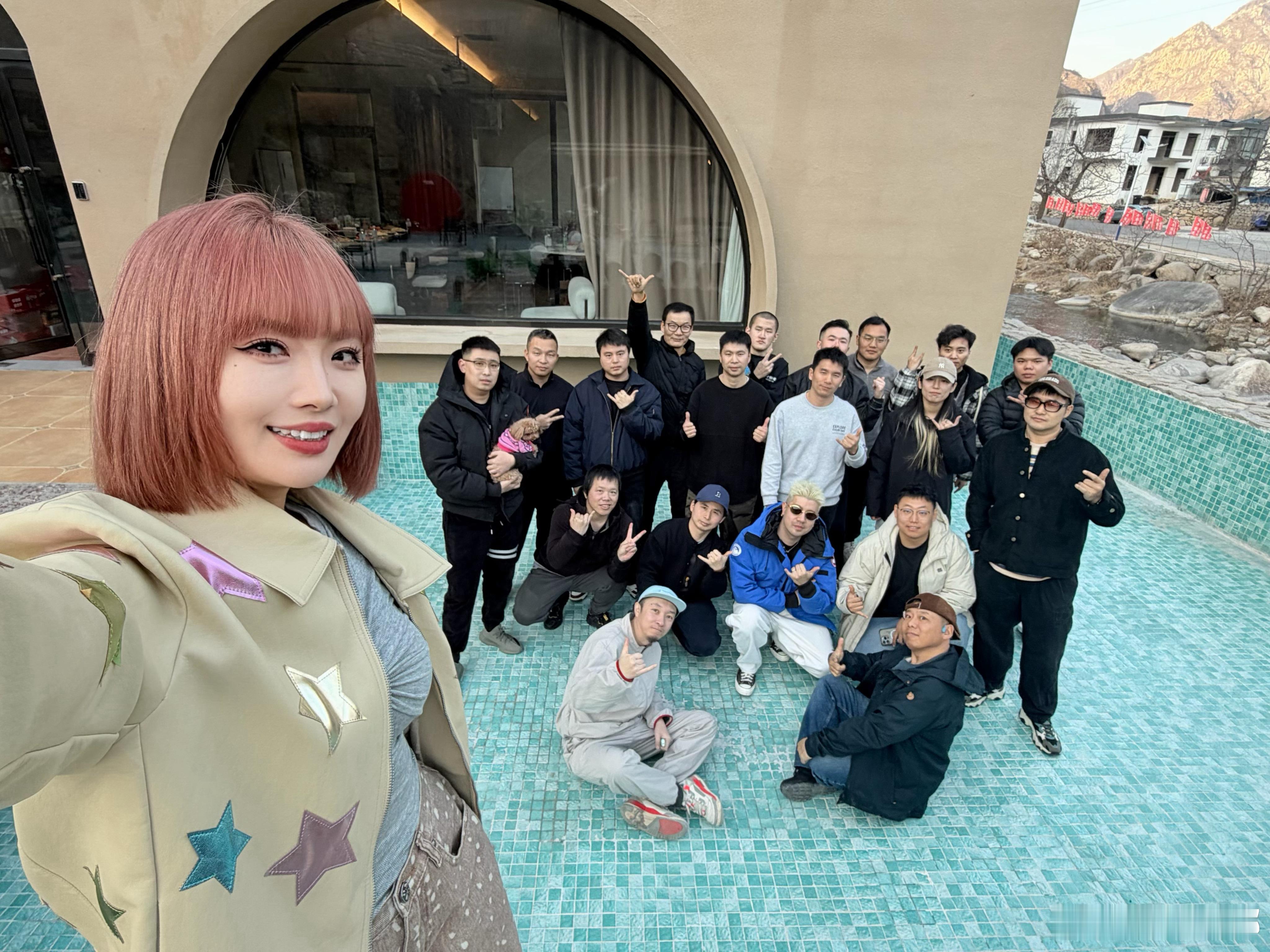 年会进行中大家一年辛苦啦㊗️新年红红火火，顺顺利利！阿森纳是冠军！ 