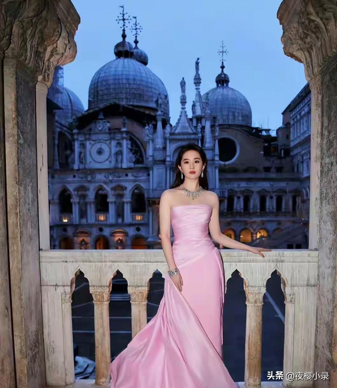 刘亦菲彻底颠覆清冷人设，威尼斯大片直接美到心巴上！一袭高定粉色抹胸缎面裙加身，瞬