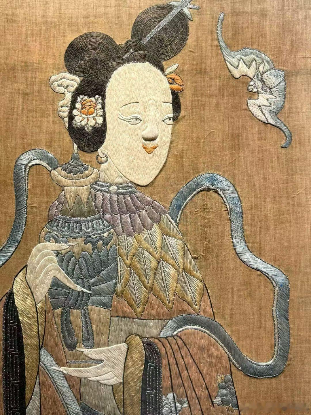 柳叶弯眉樱桃口，鹅蛋脸儿香酥手，标准古典美女。 