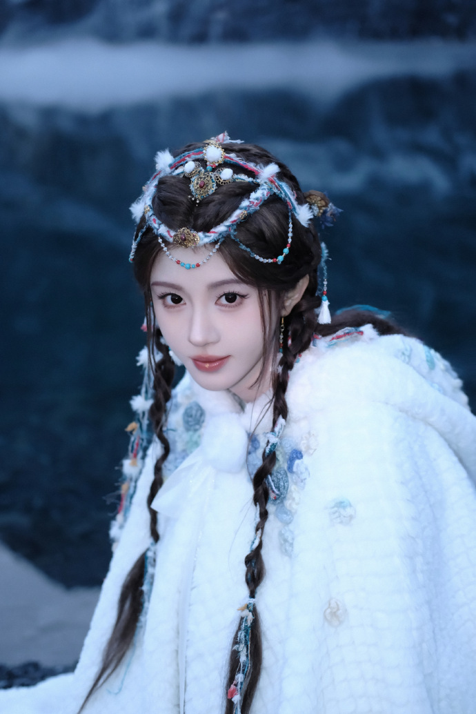 鞠婧祎白鹿鞠婧祎成绩白鹿鞠婧祎势均力敌一个是收视灵丹，一个是热度保障，两位成绩太