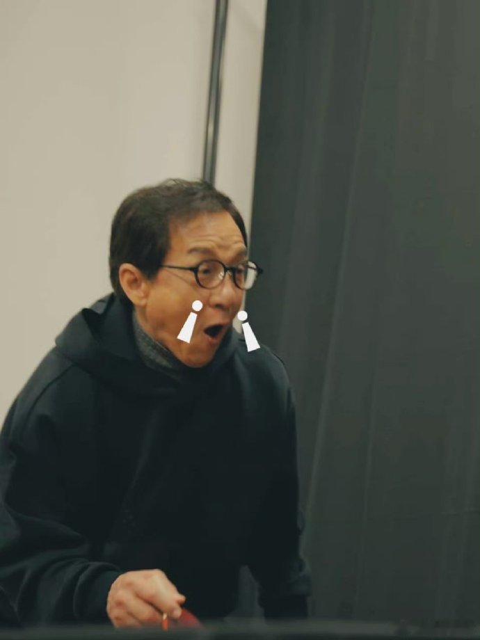 马龙成龙一起打乒乓球了 成龙大哥也太可爱了！上一秒还念叨不好上手，下一秒就渐入佳