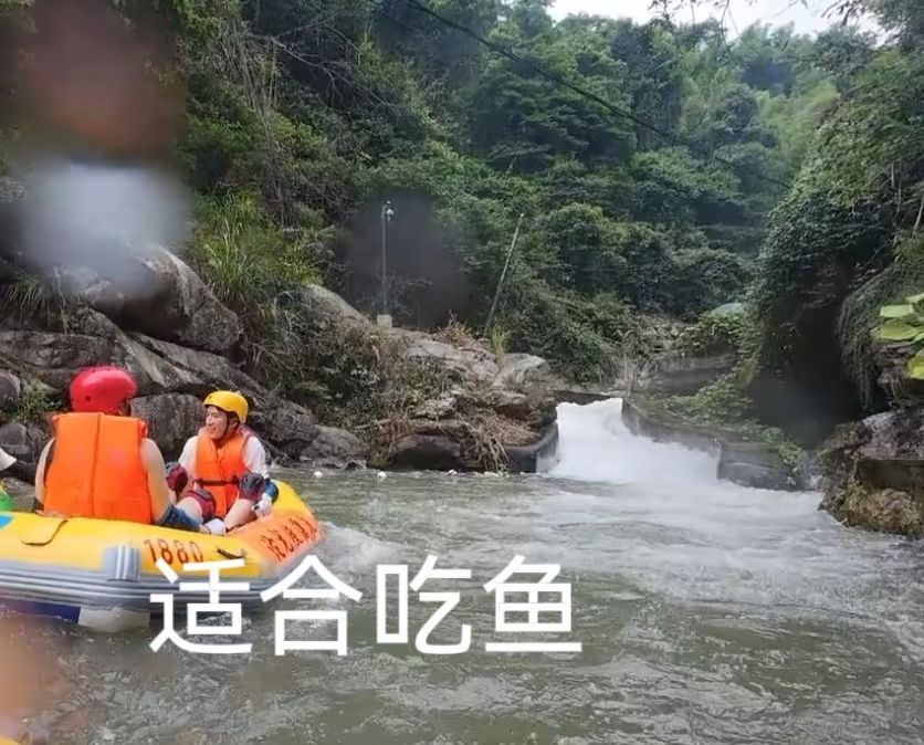 偶遇王星越在沱龙峡谷漂流王星越王星越路人抓拍王星越漂流瞬间，水雾氛围感拉满，自在