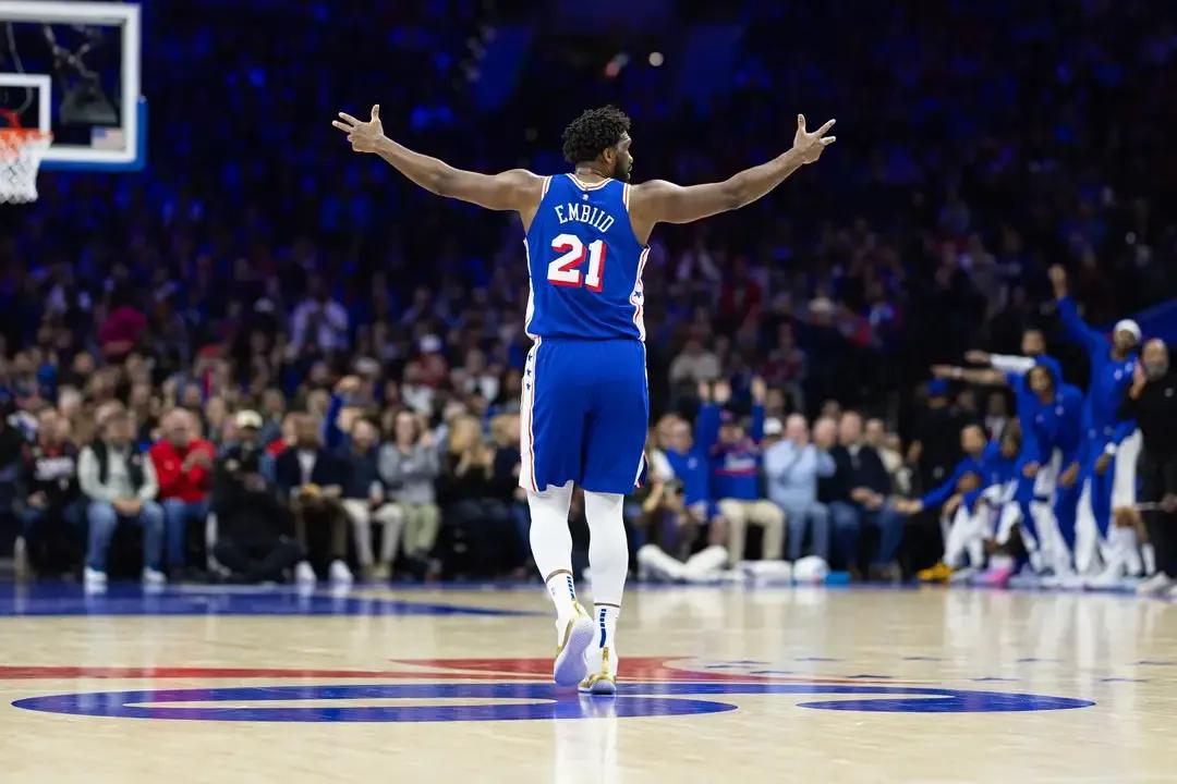 76人全员出战，恩比德复出后太强了，附加赛要打热火了？
第一，76人首发，洛瑞，