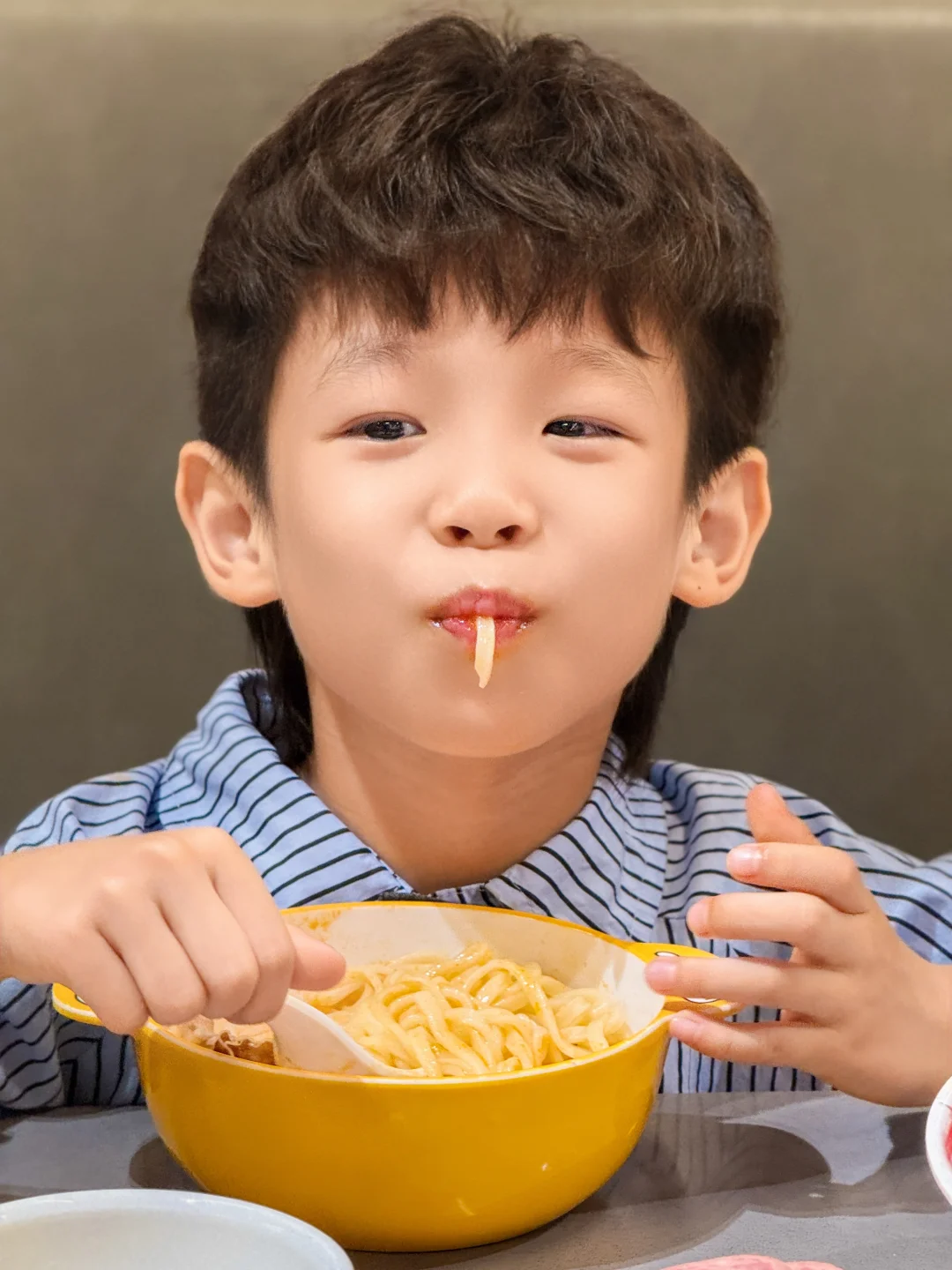 儿子吃饭的样子真的好可爱！