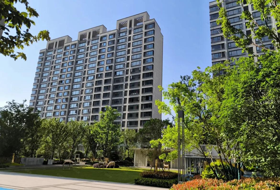 江苏昆山，男子和妻子打拼多年，终于买了套属于他们自己的房子。本以为一家三口的幸福