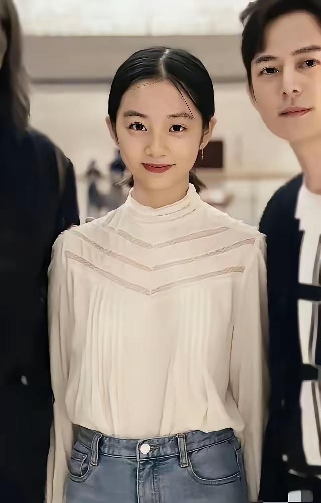 图一图二：黄多多在国内，有父母在身边的穿着和打扮！
图三图四：是黄多多在美国留学