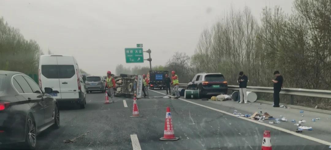珍爱生命，安全第一
出行安全第一 交通安全 塞车 堵车 安全重于泰山 安全驾驶文