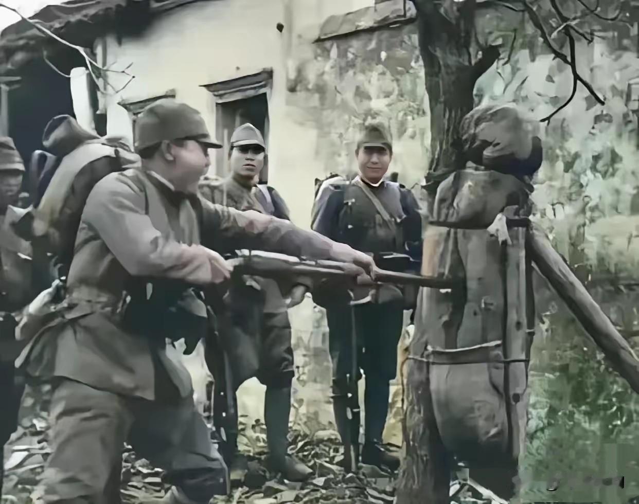 1942年，赵培宪被俘，日军拿他练刺杀，突然他摸到了裤腰带，而且有点松，顿时，他