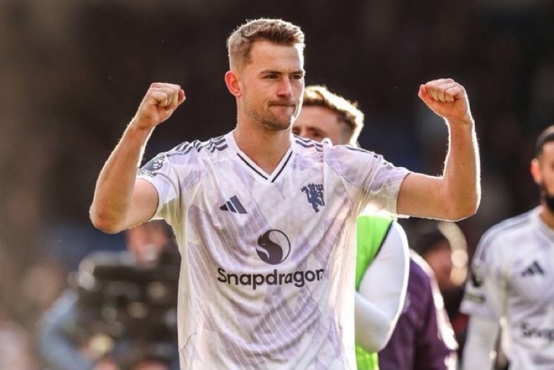 每日邮报记者Nathan Salt：德里赫特的背伤显然很严重...我不认为本赛季