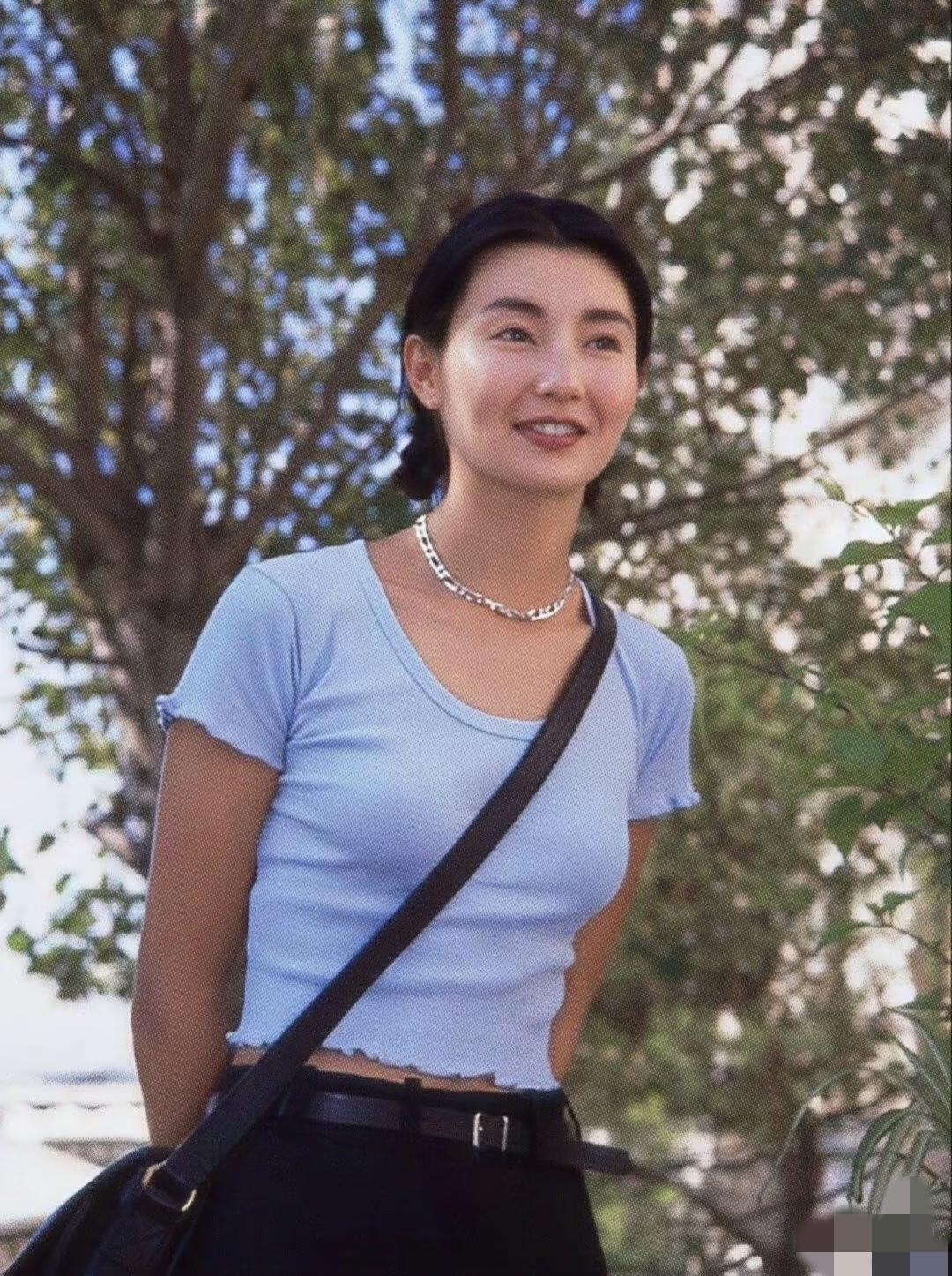 张曼玉虽非最美，却是最具气质的女明星。记得有位导演曾说，当一个角色找不到合适演员