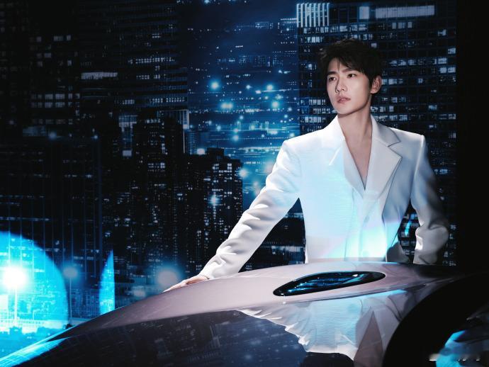 杨洋深V白西服杨洋驾驭纯白深V西装太得心应手，驾车时从容大方自带贵气，穿搭低调有
