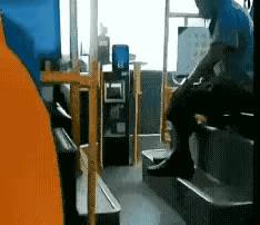 这老家伙现在都这么嚣张吗？明目张胆的耍榴芒啊！对付这种上了年纪的坏人，大家有什么