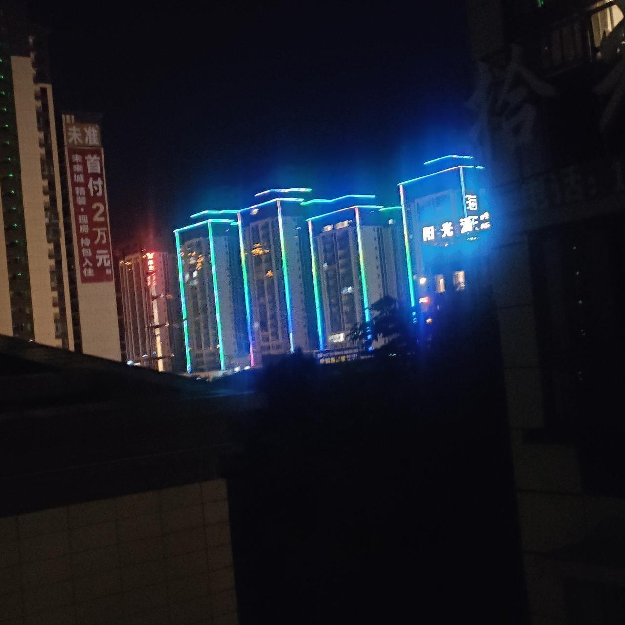 动车到毕节才晚上八点多，竟然没有公交到市区，高铁站对面的高楼民宿生意兴旺。在国内